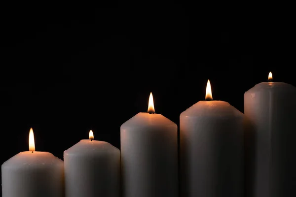Pět plamenných svíček jasně hořících — Stock fotografie