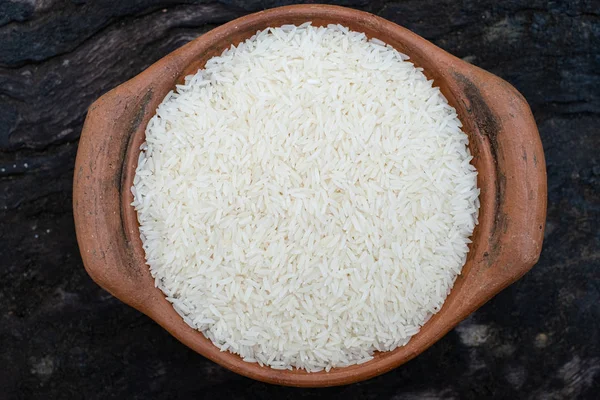 Arroz de jasmim em um pote de barro — Fotografia de Stock