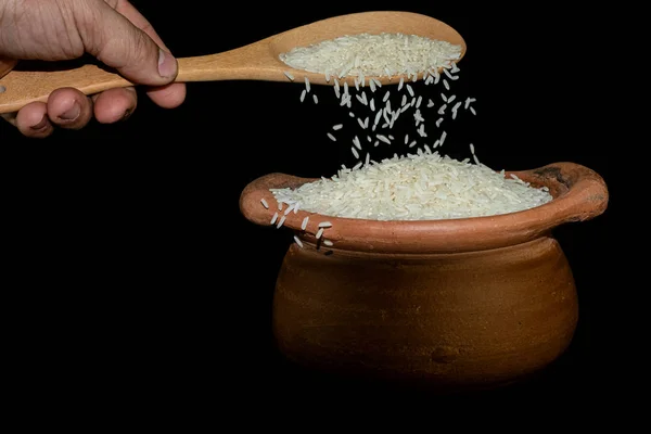 Рис на сковороді, використовуючи ковбасу в глиняному горщику — стокове фото
