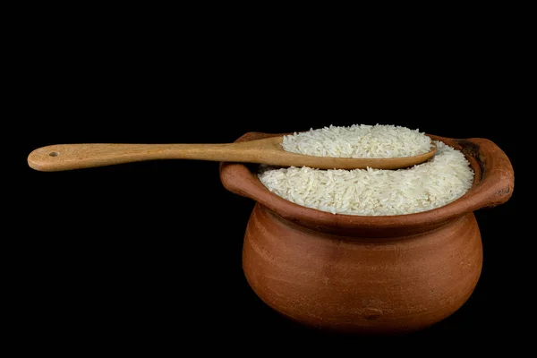 Arroz de jazmín en maceta de barro y cucharón de madera sobre fondo blanco — Foto de Stock