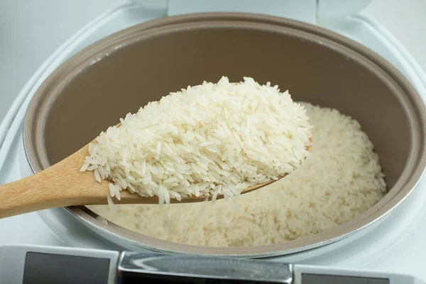 Primer plano de cocina de arroz jazmín en cocina de arroz eléctrica — Foto de Stock