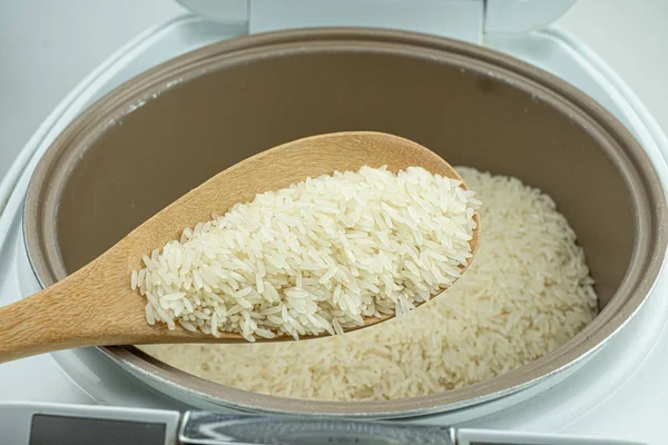 Крупним планом Жасминський рис приготування в електричній рисовій плиті — стокове фото