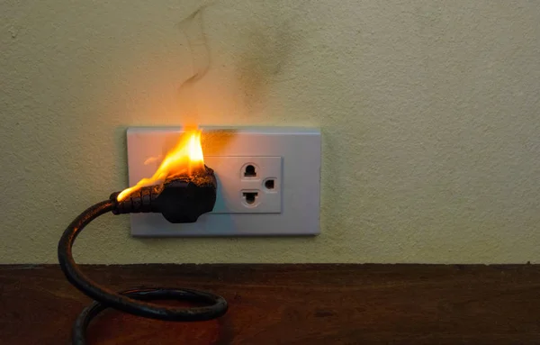 Na divisória elétrica da parede do receptáculo da tomada de fio do fogo, s elétrico — Fotografia de Stock