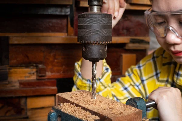 Mulheres de pé é artesanato trabalhando madeira broca em uma bancada com D — Fotografia de Stock