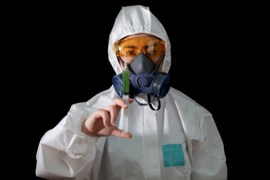Kimyasal koruyucu giysiler ve camlı antigaz maskeli bir kadın.