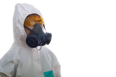 Kimyasal koruyucu giysiler ve camlı antigaz maskeli bir kadın.