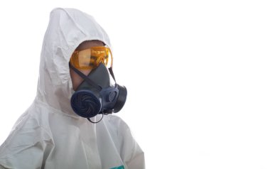 Kimyasal koruyucu giysiler ve camlı antigaz maskeli bir kadın.