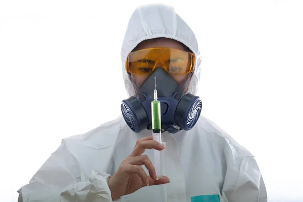身穿化学防护服和防毒面具的妇女 — 图库照片