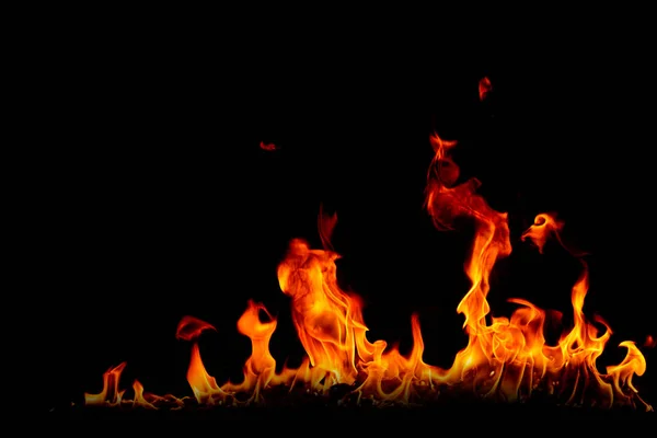 In brand vlammen op de zwarte achtergrond — Stockfoto