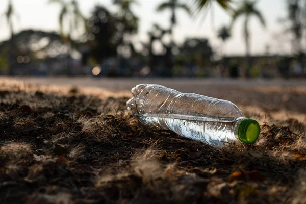 Закрыть прозрачную пластиковую бутылку воды напиток с зеленой крышкой на й — стоковое фото