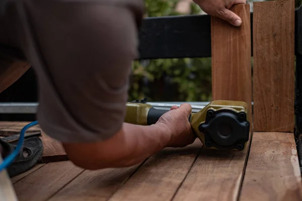 Fechar Carpinteiro Homem Mão Usando Pistola Prego Para Completar Mesa — Fotografia de Stock