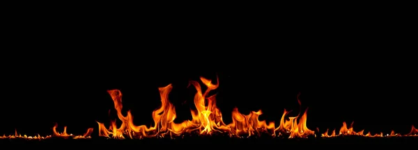 燃烧着的火焰在黑色的背景 燃烧着的红色炽热的火花升起 炽热的橙色闪光的飞溅的粒子 — 图库照片