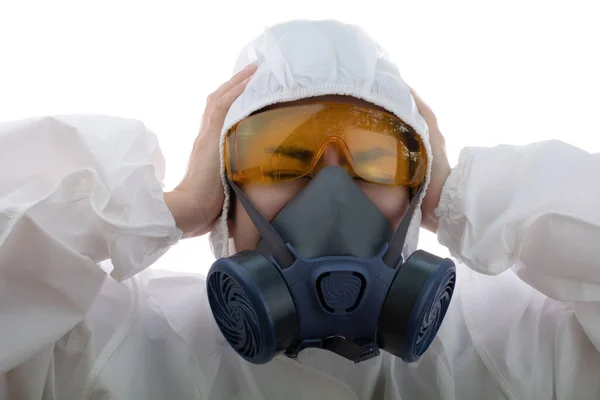 身着化学防护服 戴着黄色眼镜 背景与外界隔绝的防毒面具的女性感到紧张 身穿安全服的女性科学家 安全防护服的女科学家 感染病毒的概念 — 图库照片