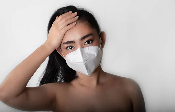 Menutup Seorang Wanita Yang Mengenakan Masker Respirator N95 Untuk Melindungi — Stok Foto
