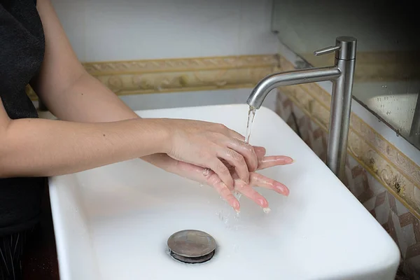 Bela Mão Feminina Que Aplicação Sabão Pia Bactérias Para Evitar — Fotografia de Stock