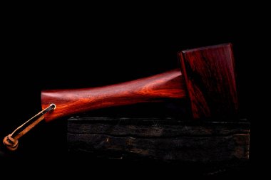 Tayland el yapımı gül ağacından çekiç tahtası. Atölyede marangoz tarafından izole edilmiş siyah arka planda kullanılıyor.