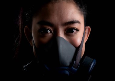 Genç Asya 'lı kadının iş kadını, grip, kovid-19 koronavirüs, Pm2.5 tozu ve sis gibi hava yoluyla bulaşan solunum hastalıklarından korunmak için N95 maskesi takıyor.