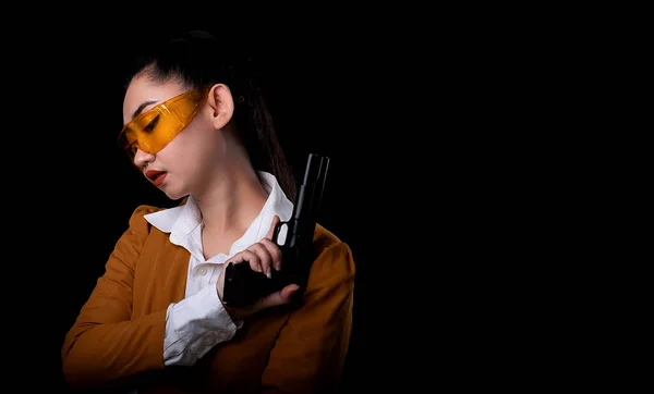 Retrato Hermosa Mujer Asea Usando Traje Amarillo Una Pistola Mano — Foto de Stock