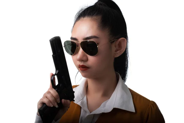 Портрет Красивая Асеа Женщина Желтом Костюме Одной Рукой Пистолетом Белом — стоковое фото