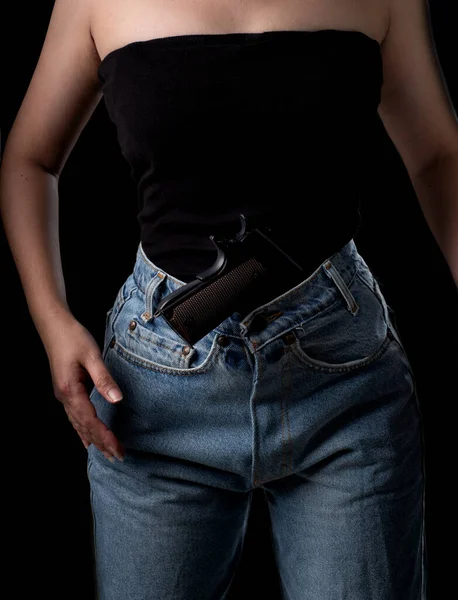 Kvinna Jeans Stående Med Pistol Mot Den Svarta Bakgrunden Ung — Stockfoto