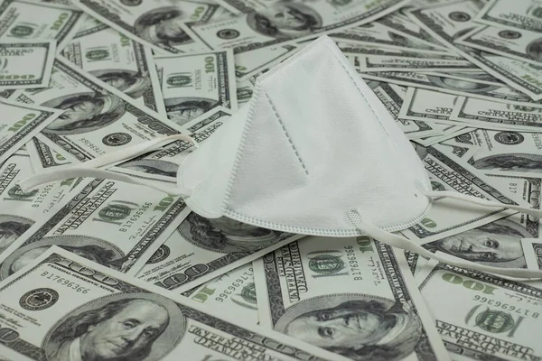 Doktor Maskesi Virüs Koruması Para Bir Yığın 100 Amerikan Doları — Stok fotoğraf