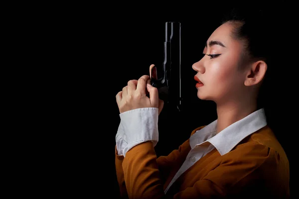 Retrato Hermosa Mujer Asea Usando Traje Amarillo Una Mano Sosteniendo — Foto de Stock