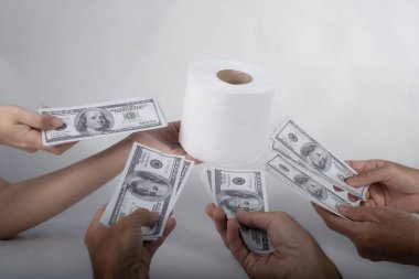 Yakın mesafeden mendil alın, tuvalet kağıdı alın, 100 Amerikan Doları 'nı alın, çok miktarda banknot alın, pahalı fiyatlar ve yüksek fiyatlı ürünler satın alın, insanların kıyamet günü panikleyin.