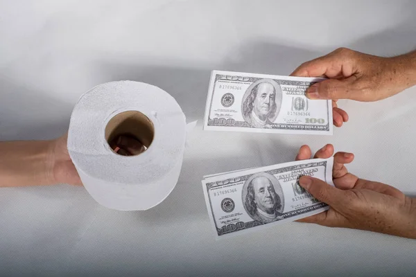 Yakın Mesafeden Mendil Alın Tuvalet Kağıdı Alın 100 Amerikan Doları — Stok fotoğraf