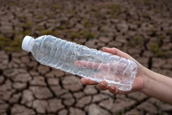 Cerca Mano Mujer Sosteniendo Botella Plástico Transparente Fondo Del Suelo — Foto de Stock