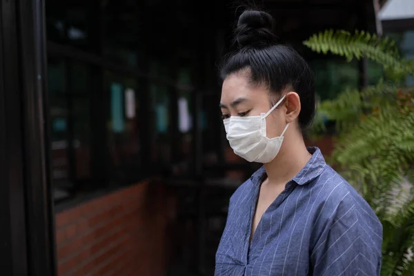 Dekat Dengan Wanita Asia Muda Yang Berdiri Mengenakan Masker Respirator — Stok Foto