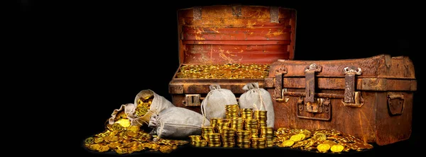 宝箱に金貨を入れる黒の背景に多くの古い鋼の胸 — ストック写真
