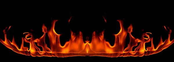 黒い背景の火の炎の上で 燃える赤い熱い火花が立ち上がり 燃えるオレンジ色の輝く飛行粒子 — ストック写真