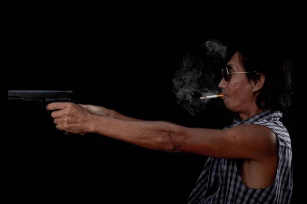 Ásia Velho Homem Mão Segurando Uma Pistola Arma Fundo Preto — Fotografia de Stock