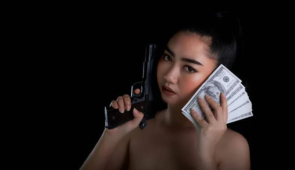 Retrato Hermosa Mujer Asia Una Mano Sosteniendo Una Pistola Billete — Foto de Stock