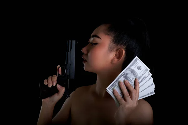 Portrét Krásná Asijská Žena Jedné Ruce Drží Zbraň Peníze Bankovky — Stock fotografie