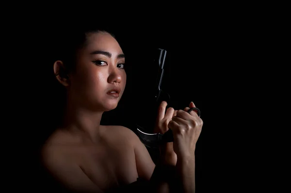 Portret Pięknej Azji Kobieta Jedna Ręka Trzyma Pistolet Nóż Karambit — Zdjęcie stockowe