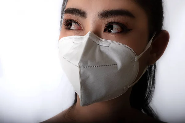 Närbild Ung Asiatisk Kvinna Sätta Medicinsk Mask För Att Skydda — Stockfoto