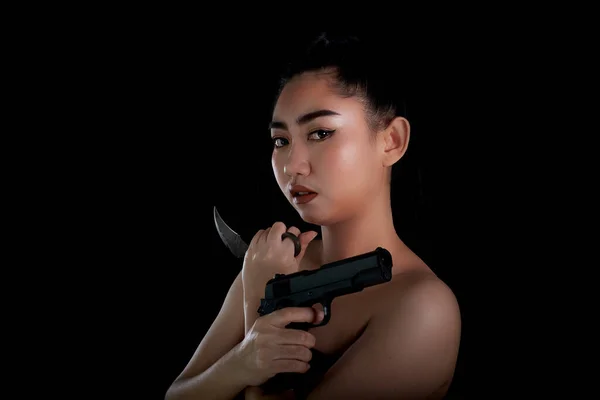 Портрет Красивая Женщина Азии Одной Рукой Пистолетом Ножом Карамбита Черном — стоковое фото