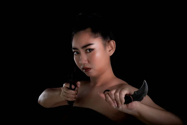 Portrait Belle Femme Asiatique Une Main Tenant Pistolet Couteau Karambit — Photo