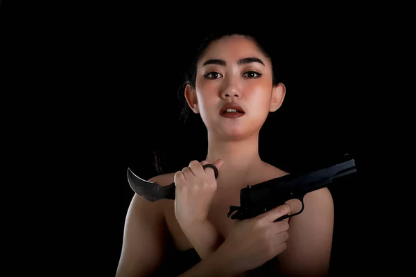 Retrato Hermosa Mujer Asia Una Mano Sosteniendo Una Pistola Cuchillo — Foto de Stock