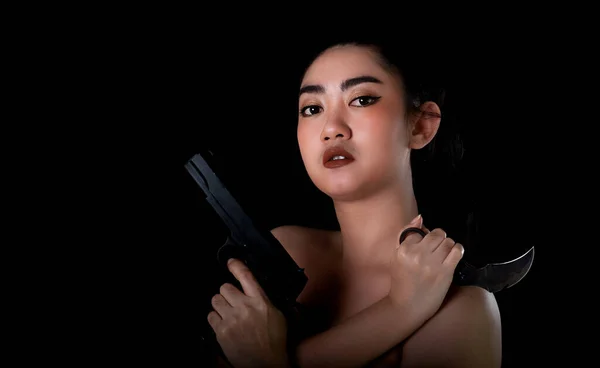 Retrato Hermosa Mujer Asia Una Mano Sosteniendo Una Pistola Cuchillo — Foto de Stock