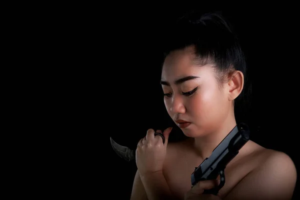 Portrait Belle Asiatique Femme Une Main Tenant Pistolet Couteau Karambit — Photo