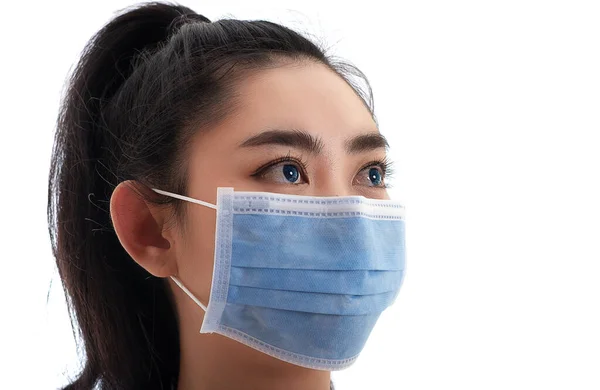 Vacker Ung Asiatisk Kvinna Sätta Medicinsk Mask För Att Skydda — Stockfoto