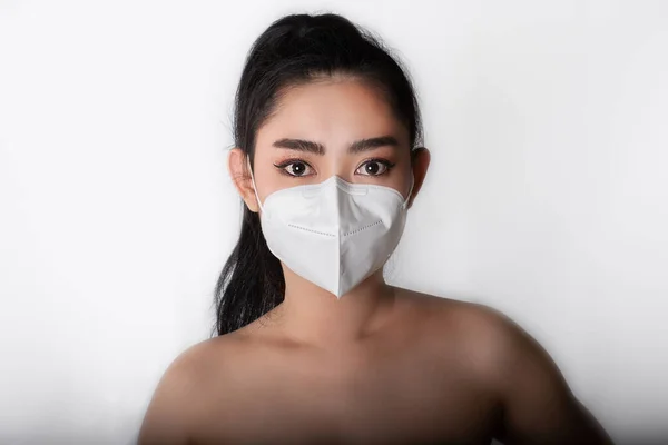 Närbild Ung Asiatisk Kvinna Sätta Medicinsk Mask N95 För Att — Stockfoto
