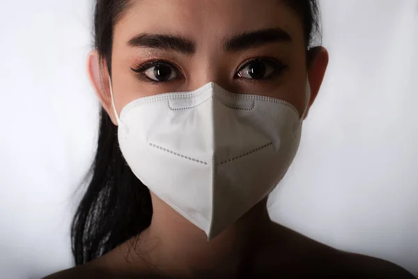 Närbild Ung Asiatisk Kvinna Sätta Medicinsk Mask N95 För Att — Stockfoto