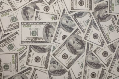 100 Amerikan Doları 'ndan oluşan bir grup fon dokusu üst görünümü banknotları