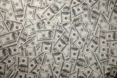 100 Amerikan Doları 'ndan oluşan bir grup fon dokusu üst görünümü banknotları