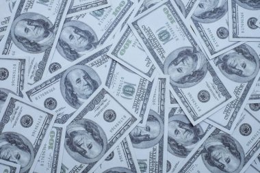 100 Amerikan Doları 'ndan oluşan bir grup fon dokusu üst görünümü banknotları