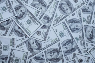 100 Amerikan Doları 'ndan oluşan bir grup fon dokusu üst görünümü banknotları
