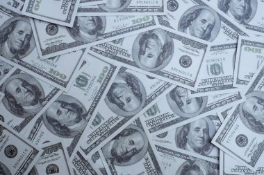 100 Amerikan Doları 'ndan oluşan bir grup fon dokusu üst görünümü banknotları